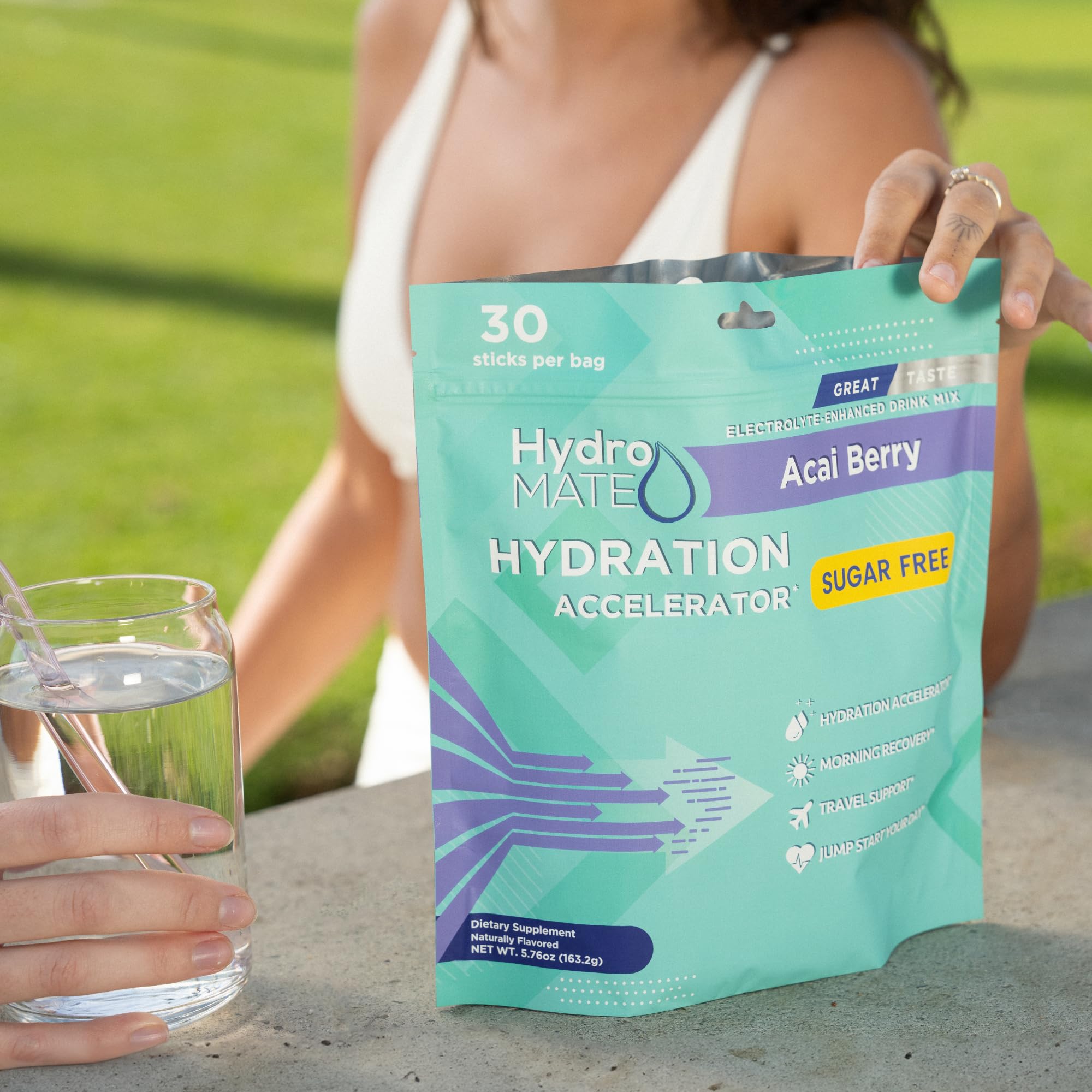 NatureWorks stick junto a botella para comparar tamaño y portabilidad