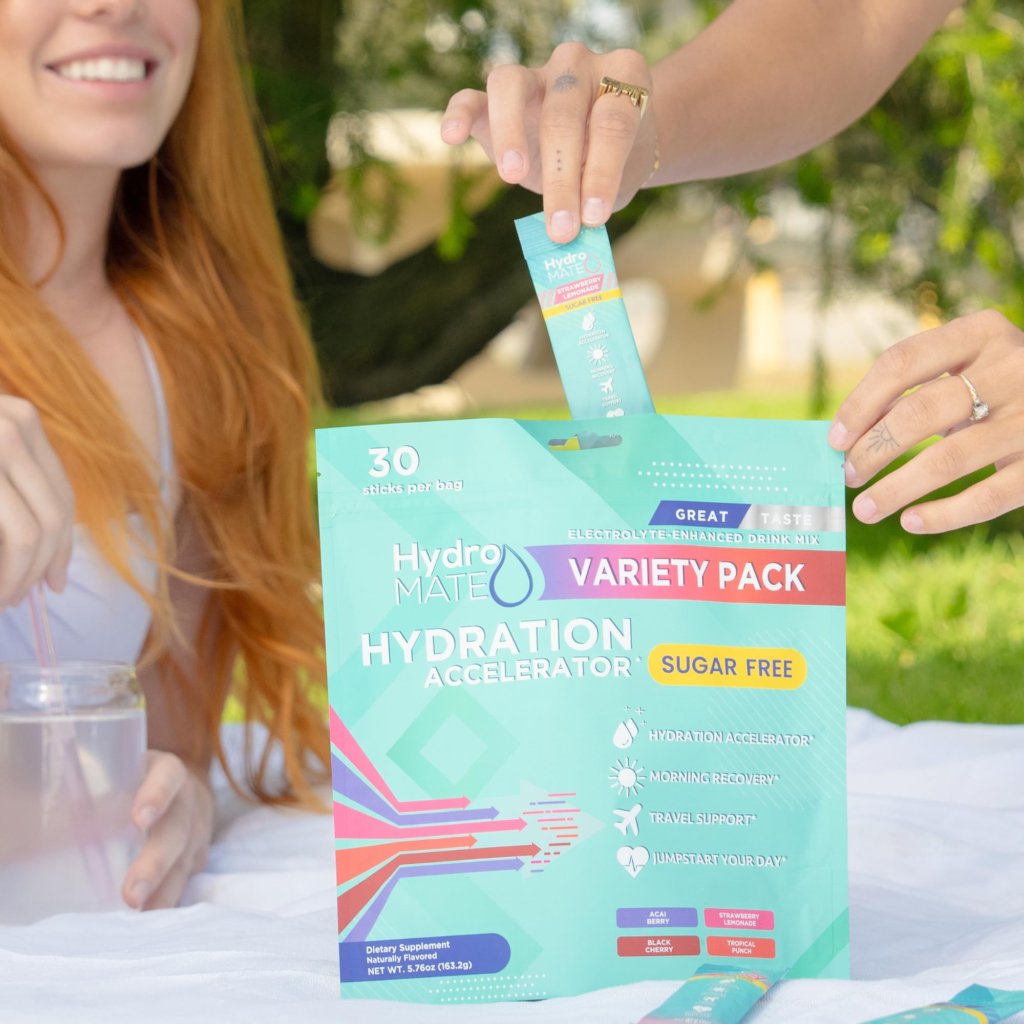 NatureWorks HydroMATE comparación tamaño en mano para escala y portabilidad
