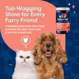 NaturVet masticable ofrecido a un perro para mejorar pelaje y brillo