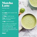 Navitas Organics matcha mezclado en batido verde nutritivo, color intenso