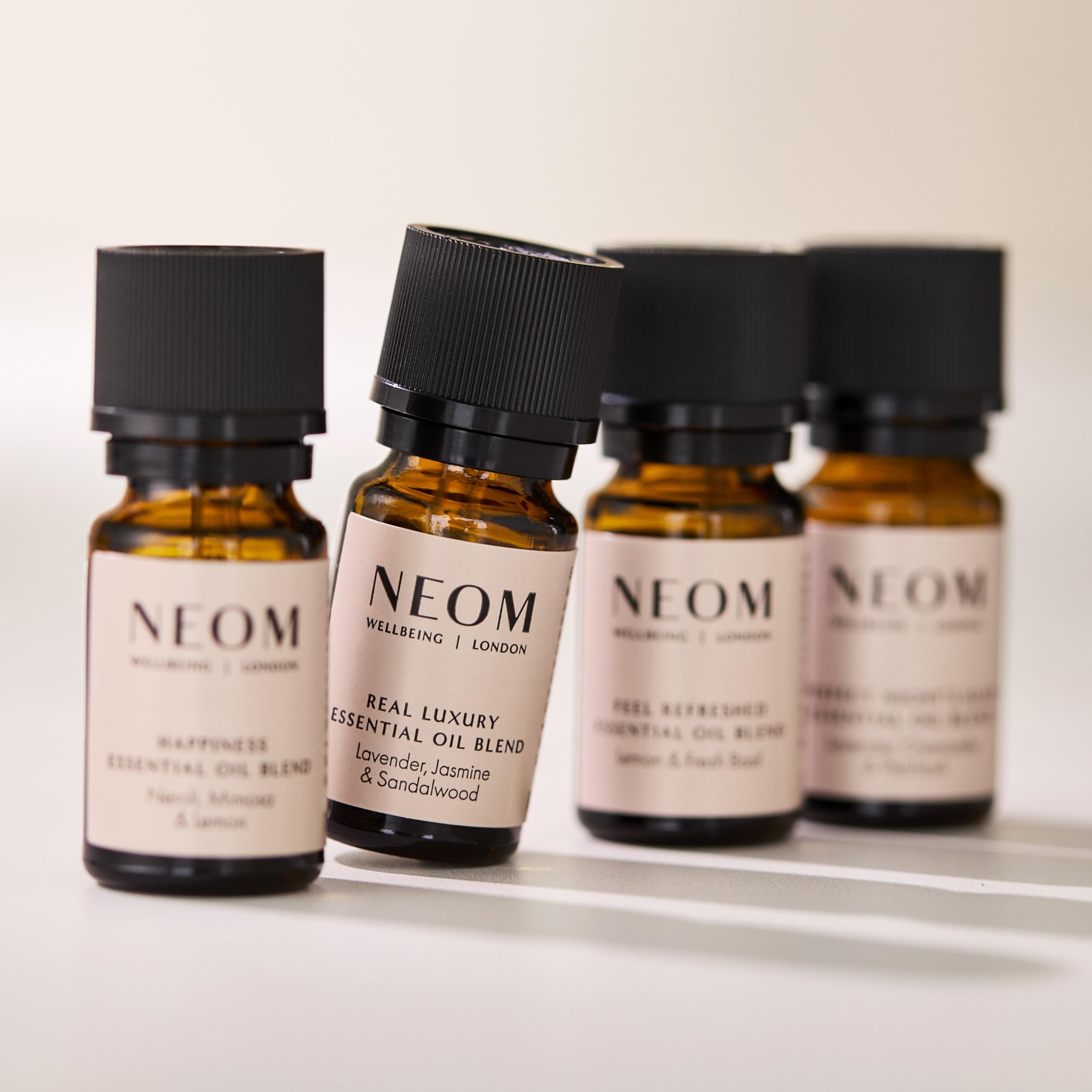 Neom frasco 10ml junto a objeto de referencia para escala precisa