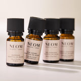 Neom frasco 10ml junto a objeto de referencia para escala precisa