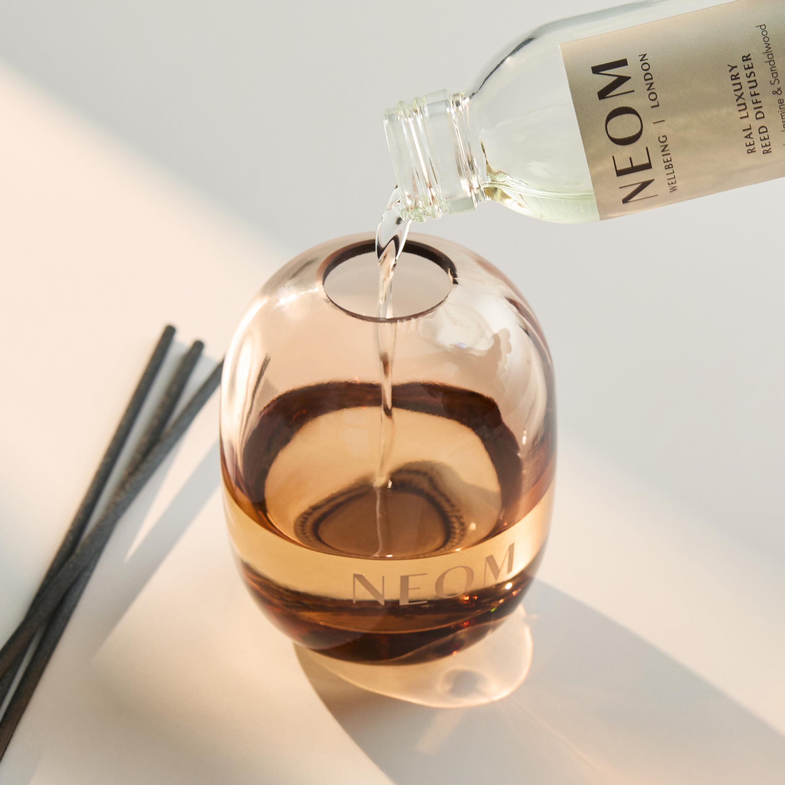 NEOM comparación de tamaño con mano para ver capacidad y escala real