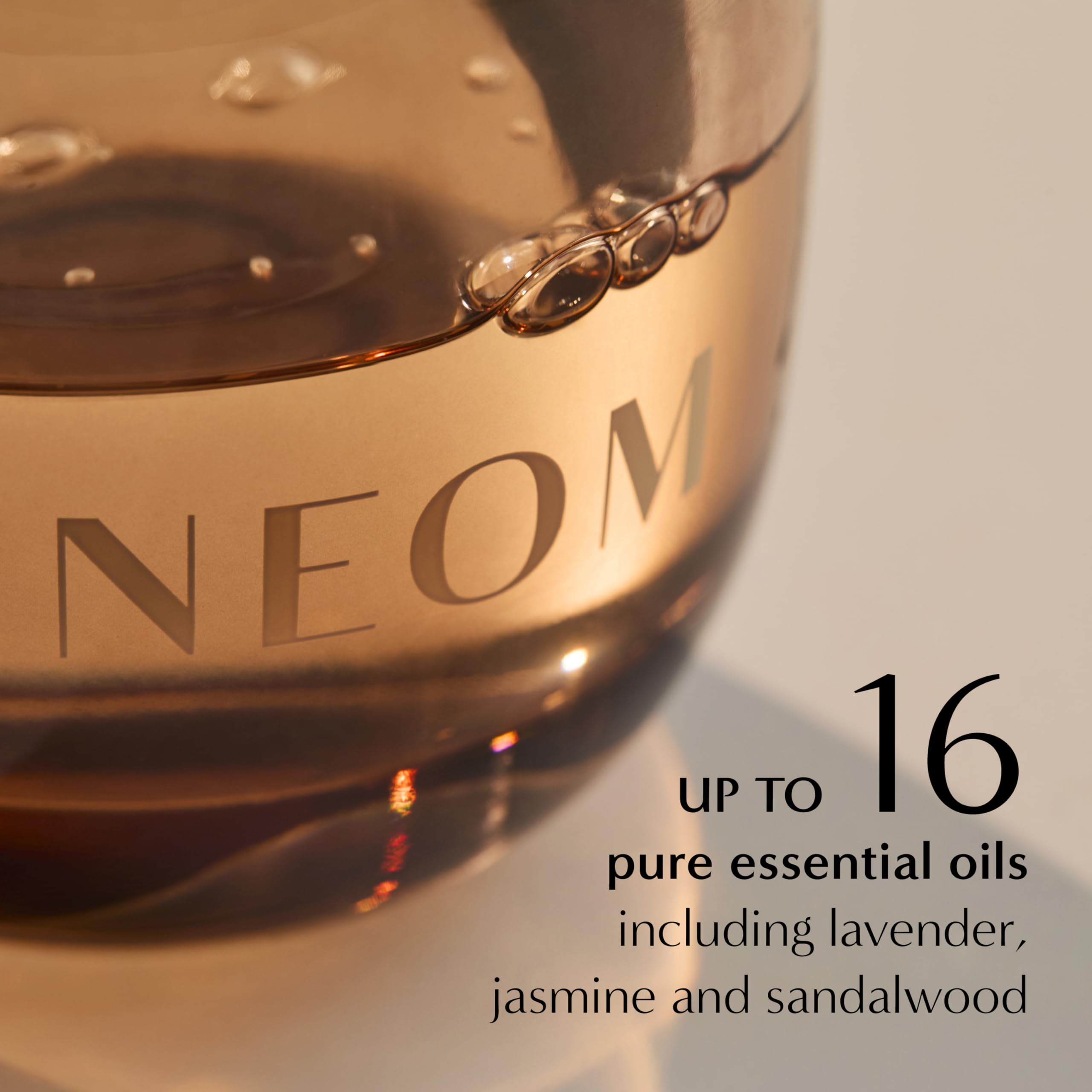 NEOM difusor colocado en salón creando ambiente acogedor y elegante