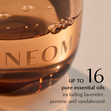NEOM difusor colocado en salón creando ambiente acogedor y elegante