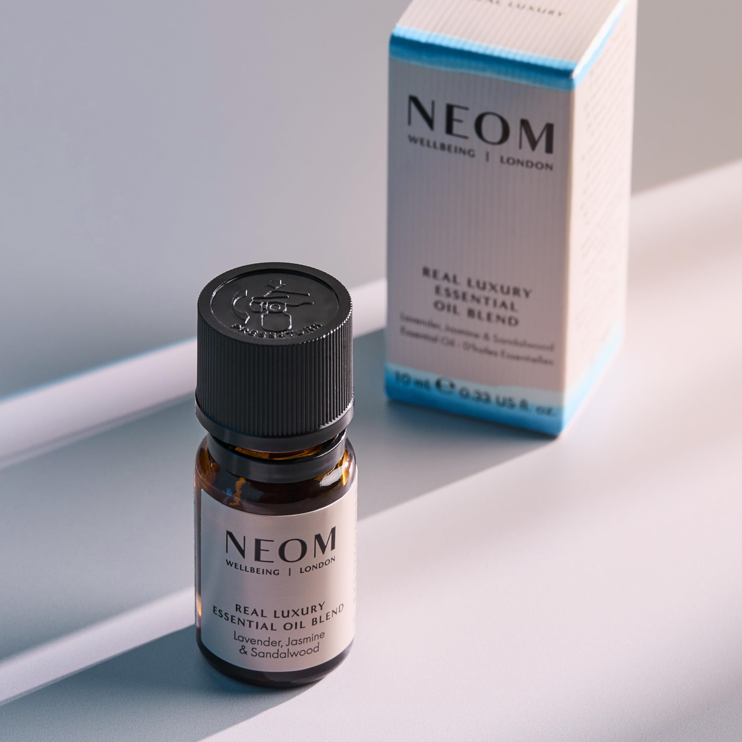 Neom botella junto a bañera creando ambiente relajante y calmante