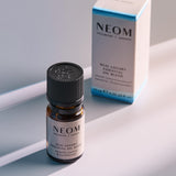 Neom botella junto a bañera creando ambiente relajante y calmante