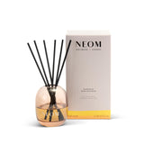NEOM difusor frontal en vidrio ámbar mostrando diseño elegante y beneficio decorativo