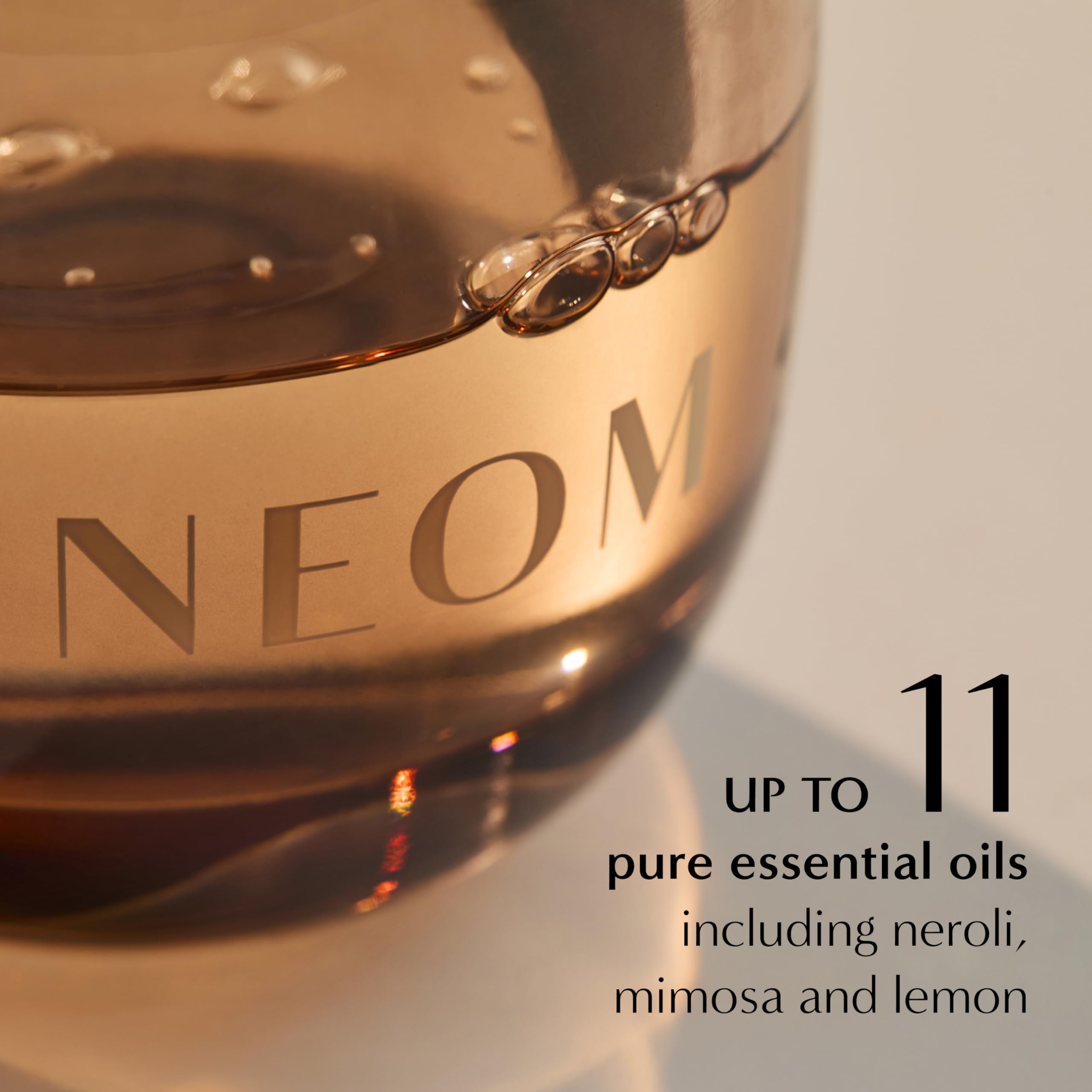 NEOM gotas de fragancia y textura que sugieren mezcla natural de aceites esenciales