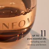 NEOM gotas de fragancia y textura que sugieren mezcla natural de aceites esenciales