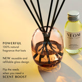 NEOM varillas insertadas difundiendo aroma continuo y mejora del ambiente