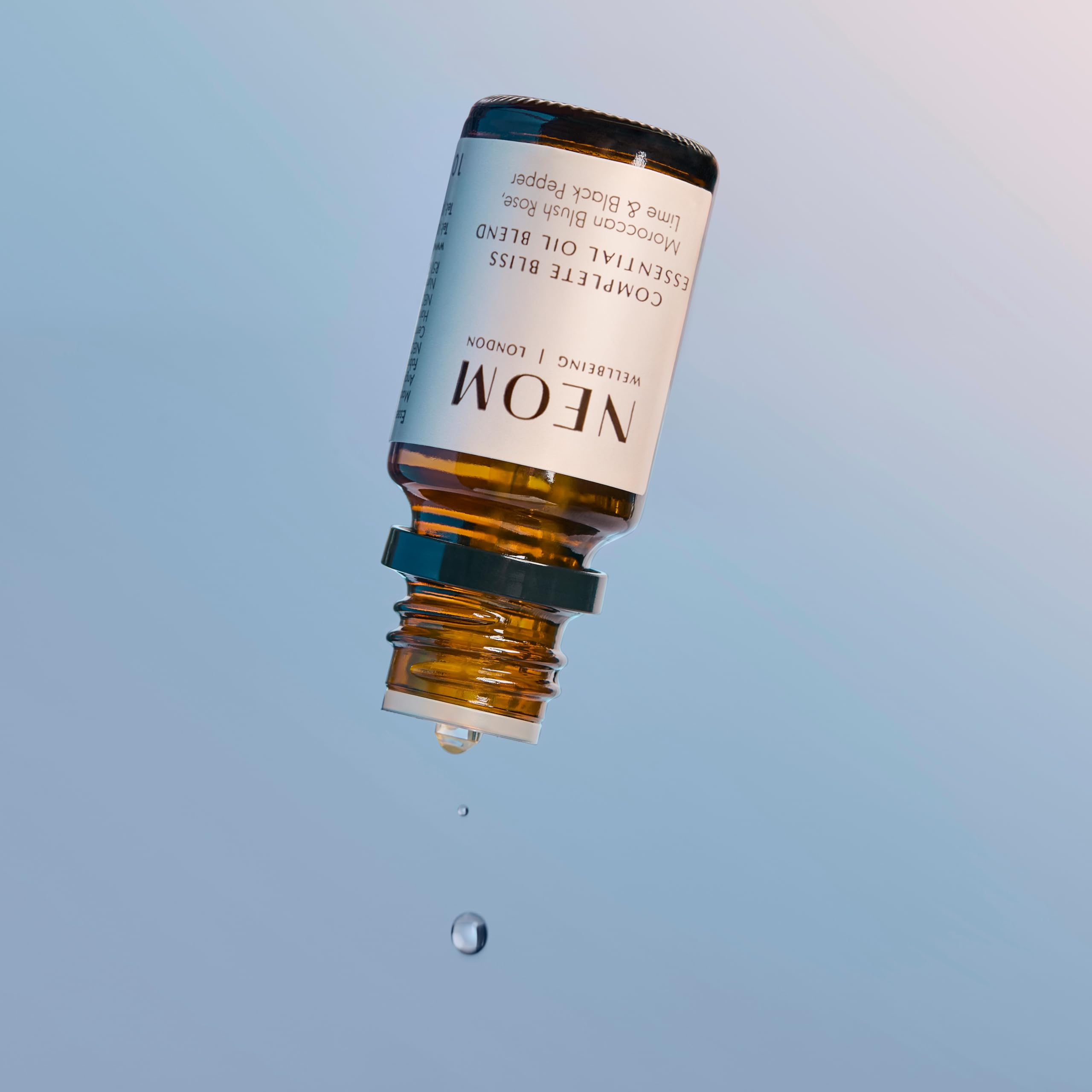 Neom mano mezclando aceite con vehicular para masaje seguro