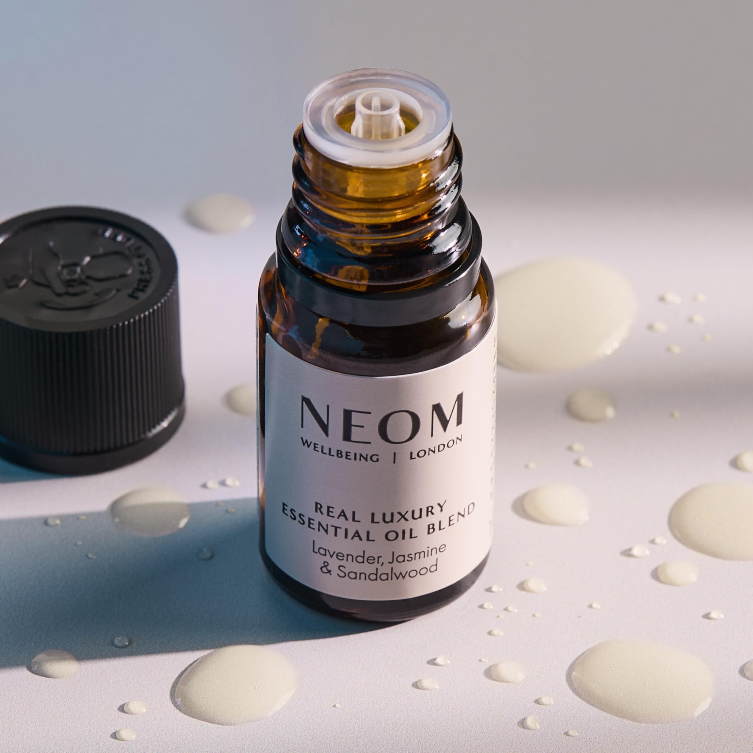 Neom uso en difusor Wellbeing Pod liberando vapor sin calor