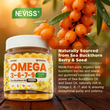 NEVISS varias gomitas sobre mesa evidenciando su color naranja y apariencia apetecible
