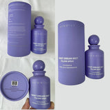 New Miuz ambiente de dormitorio con el spray en mesita generando calma
