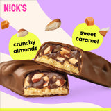 N!CK'S barrita Almond Chocolate dentro de una mochila, snack portátil y práctico