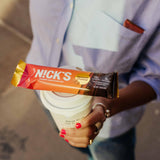 N!CK'S barra en mano para comparar tamaño y facilitar planificación de porciones