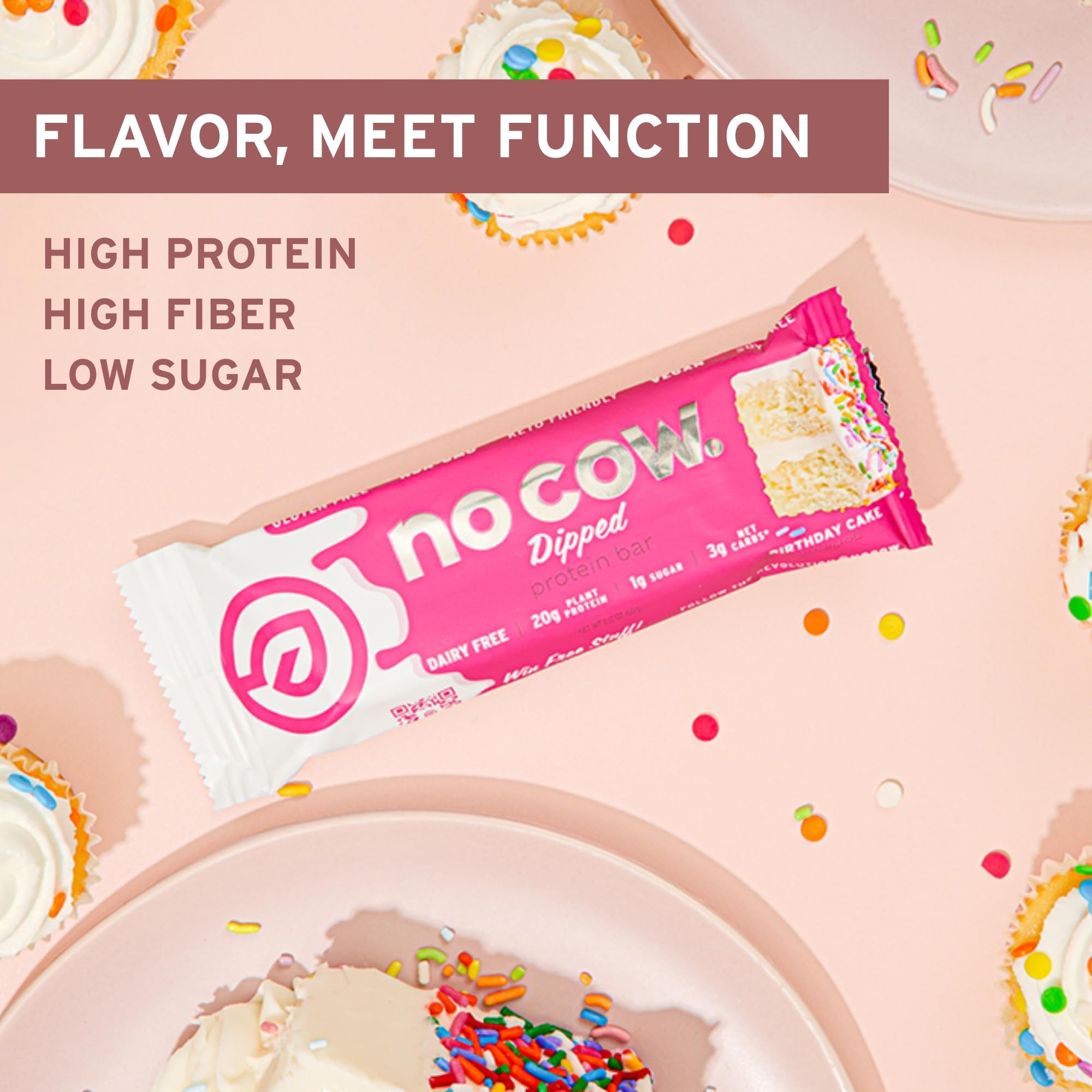 No Cow barra partida con sprinkles mostrando sabor pastel y crujiente