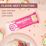 No Cow barra partida con sprinkles mostrando sabor pastel y crujiente