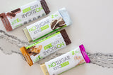 No Sugar Company snack guardado en mochila de viaje, ideal para llevar
