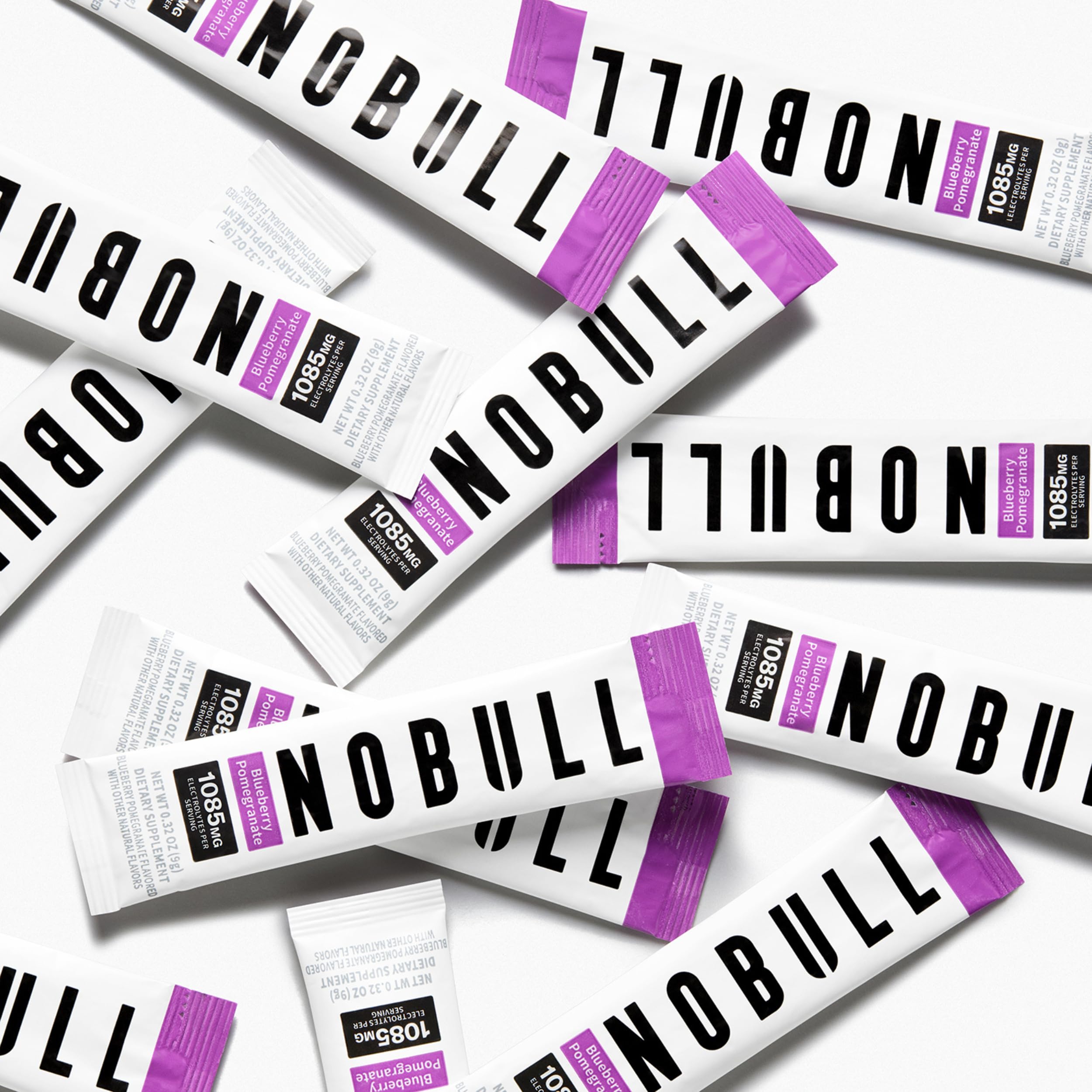 NOBULL mezcla en vaso con agua demostrando disolución rápida y refresco