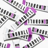 NOBULL mezcla en vaso con agua demostrando disolución rápida y refresco