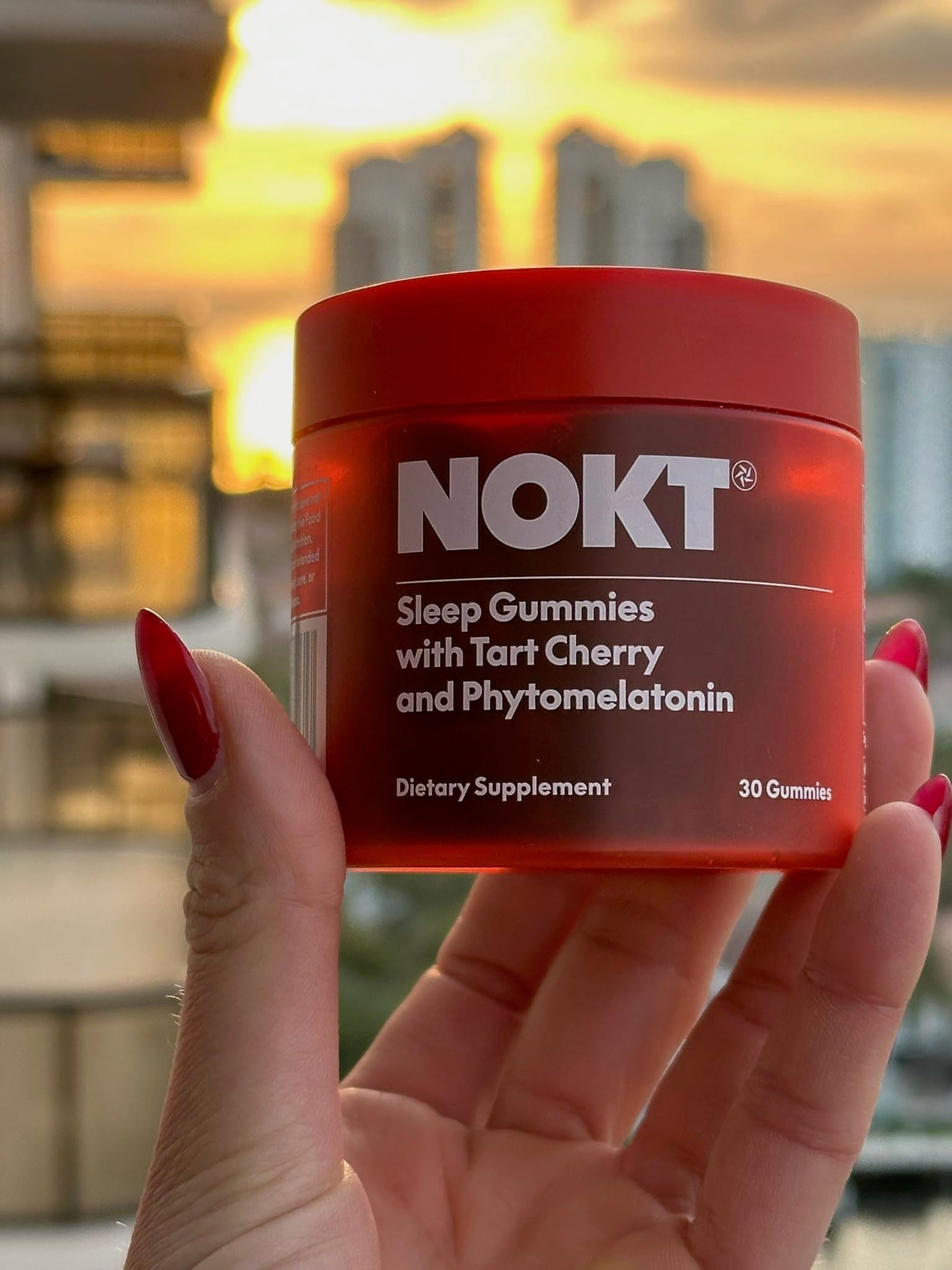 NOKT gominolas en ambiente nocturno que ilustra uso antes de dormir