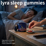 Nola sleep frasco de LyraSleep Gummies sobre mesita de noche indicando uso nocturno práctico