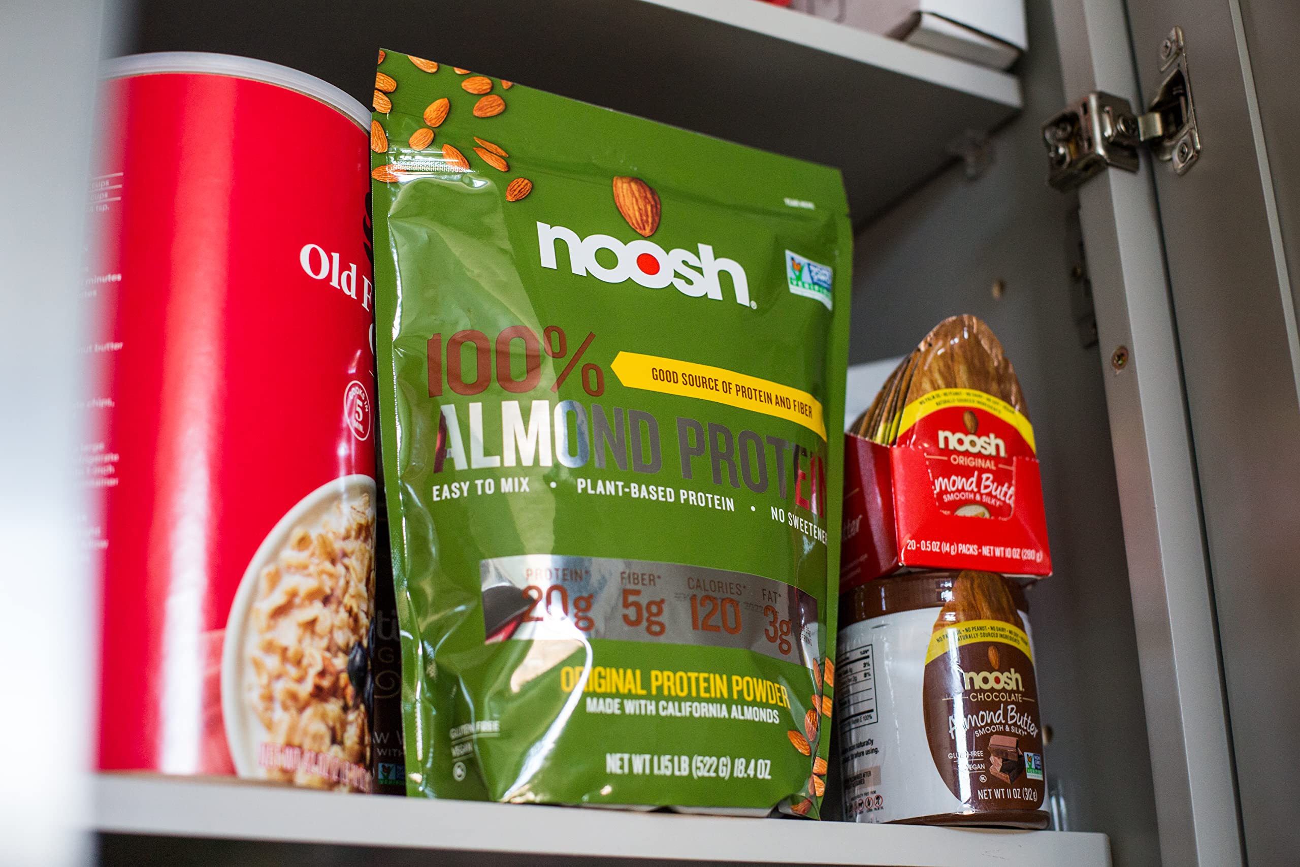 NOOSH etiqueta con sellos vegano, sin gluten y kosher visibles