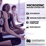 Nootropics Depot MicroZinc persona sosteniendo cápsula enfatizando uso práctico