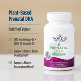 Nordic Naturals cápsula en mano para comparar tamaño y facilidad