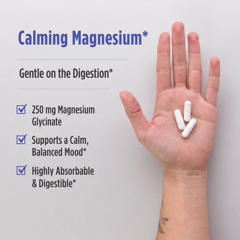 Nordic Naturals cápsula en mano para comparar tamaño y facilidad de ingestión