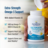 Nordic Naturals cápsulas en mano para comparar tamaño y facilitar la ingesta