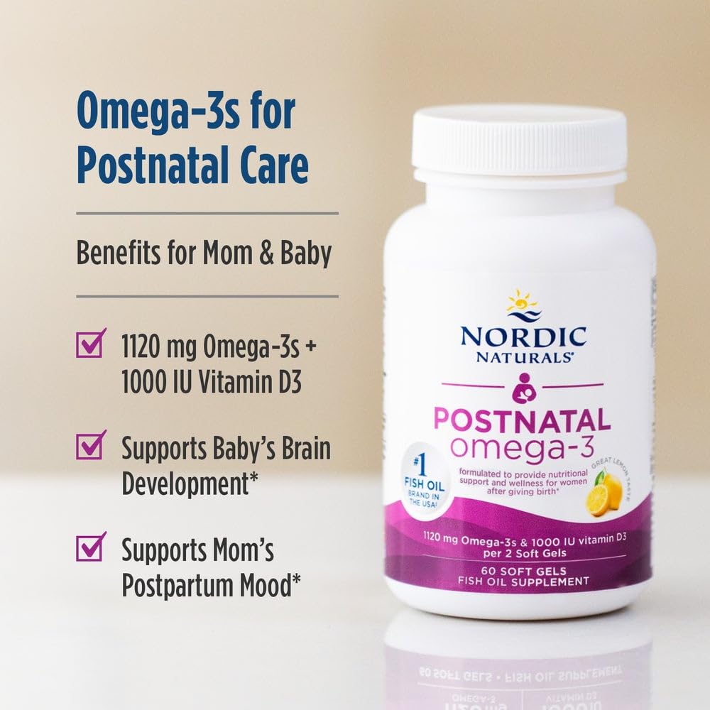 Nordic Naturals cápsulas en mano para comparar tamaño y dosificación práctica