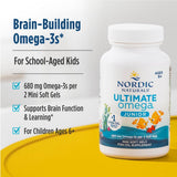 Nordic Naturals cápsulas en mano para comparar tamaño y facilidad