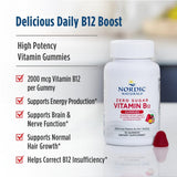 Nordic Naturals gomita en mano para comparar tamaño y facilidad de consumo