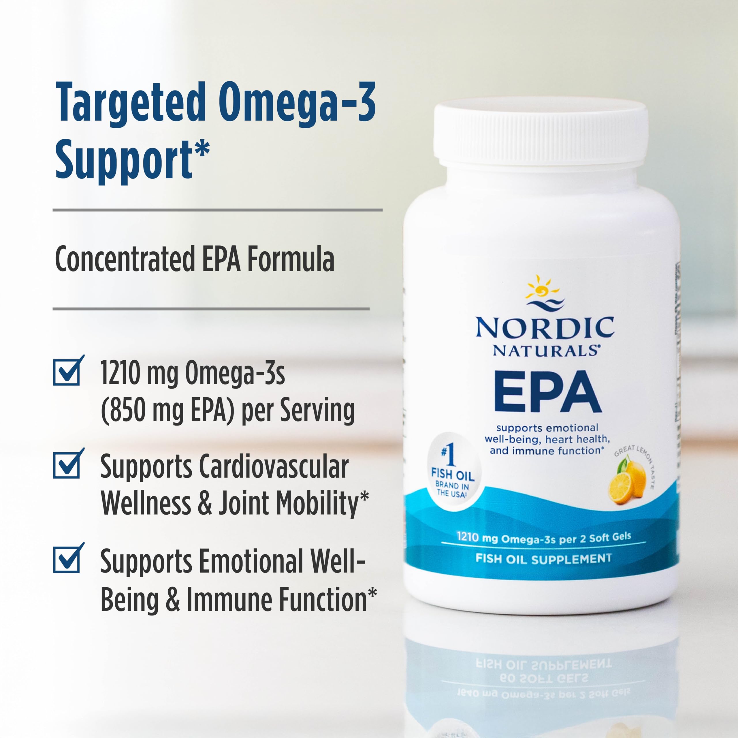 Nordic Naturals cápsula en mano para comparar tamaño y dosis