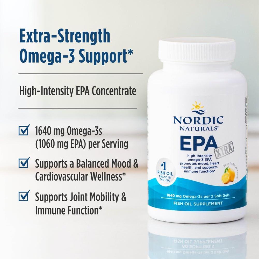 Nordic Naturals cápsula en mano para comparar tamaño y dosificación