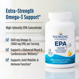 Nordic Naturals cápsula en mano para comparar tamaño y dosificación