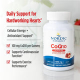 Nordic Naturals gomita en mano para comparar tamaño y control de dosis