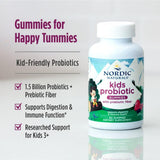 Nordic Naturals gomita en mano para comparar tamaño y dosificación segura