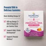 Nordic Naturals gomita en mano para comparar tamaño y facilidad de uso