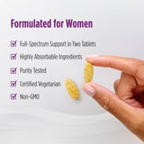 Nordic Naturals mujer tomando la tableta para integrar en su rutina diaria