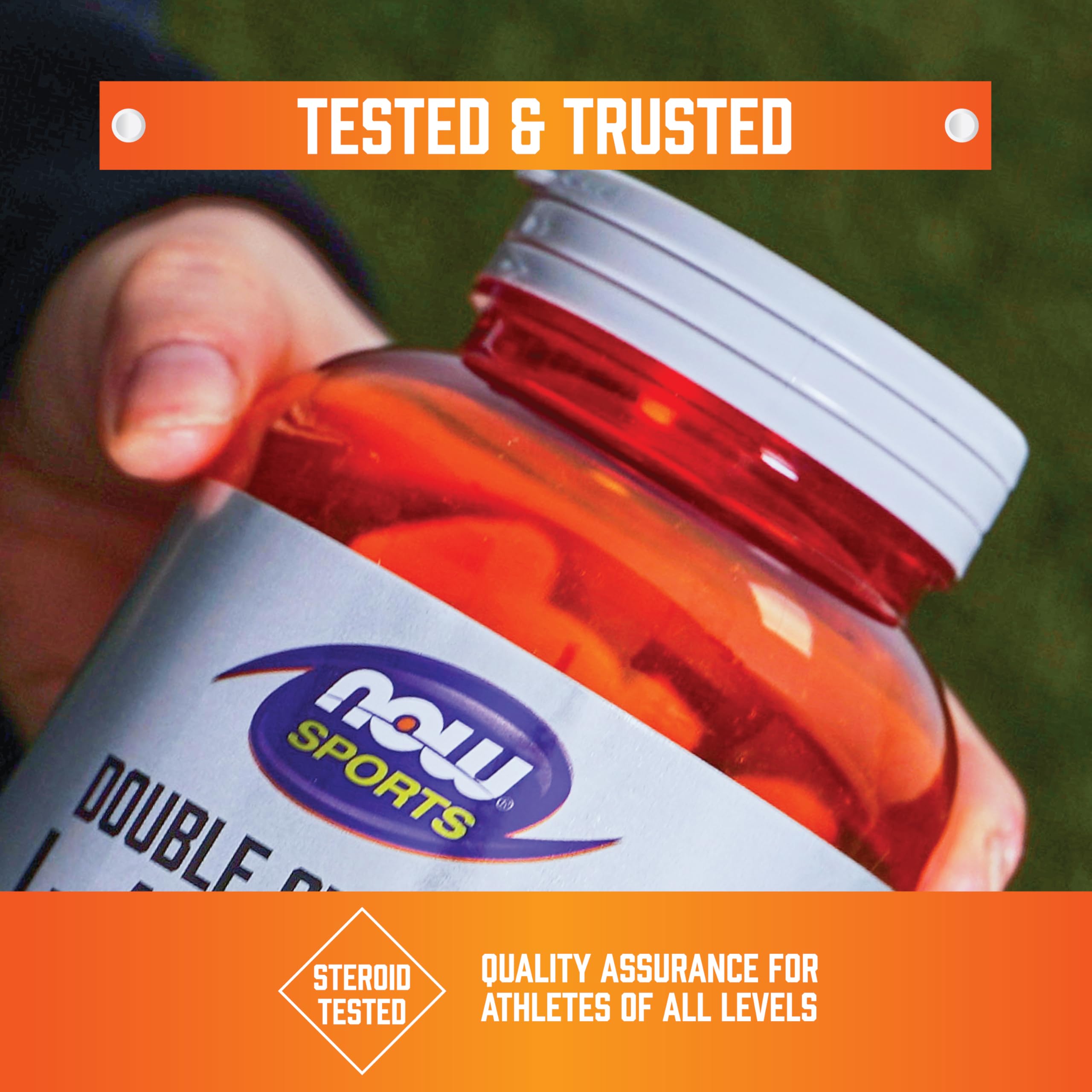 Capsula abierta con polvo interior mostrando la formulación NOW Foods