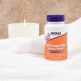 NOW Foods cápsula junto a mano para escala y facilidad de uso