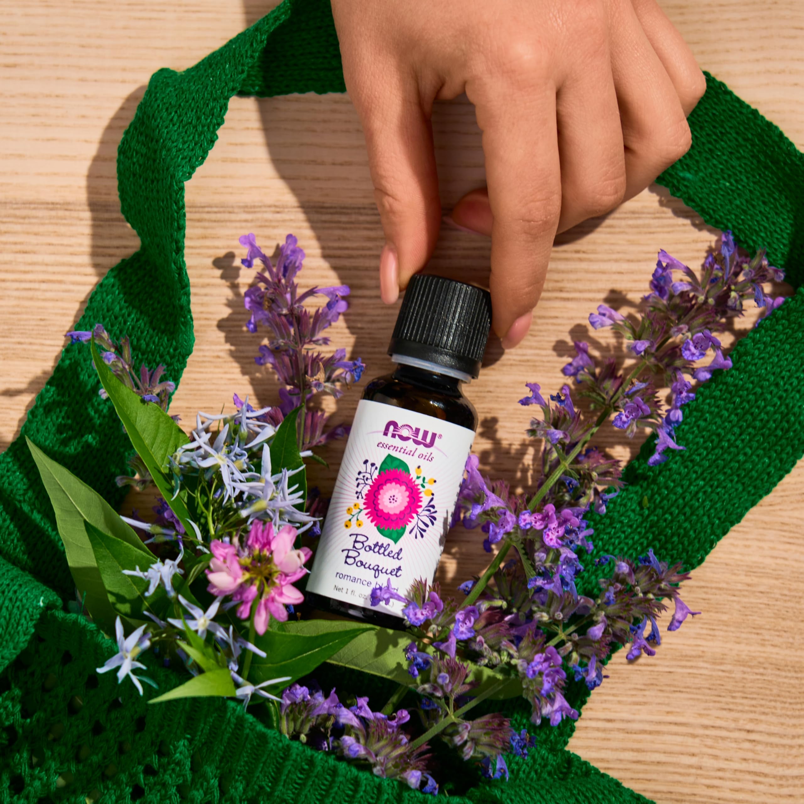 NOW Foods escena de ambiente romántico con Bottled Bouquet creando aroma cálido