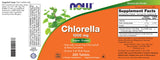 NOW Foods tableta en mano para apreciar la textura y facilidad de ingestión