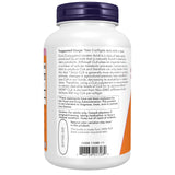 Capsula NOW CLA 800 mg en mano para comparar tamaño y facilidad de ingestión