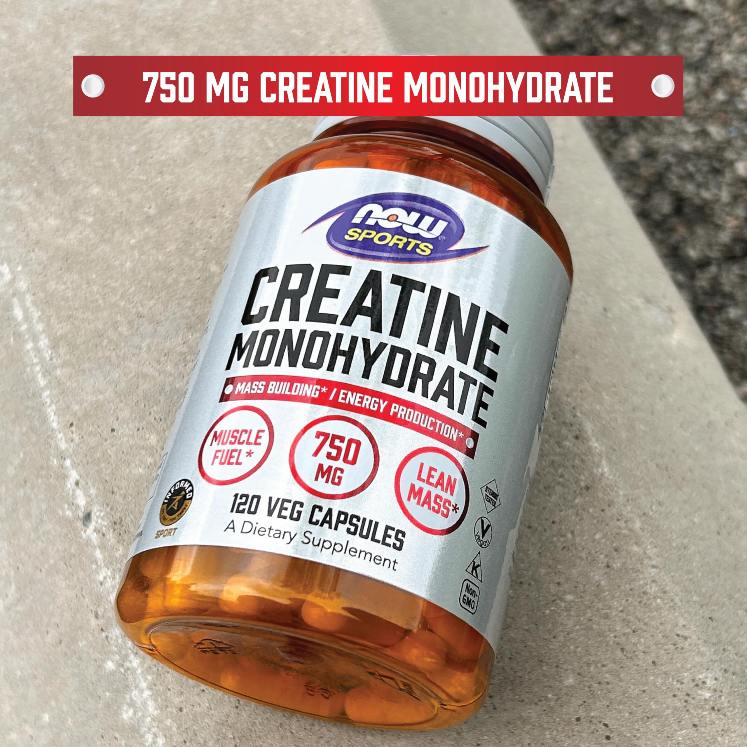 Cápsula NOW Creatine en mano para comparar escala y control de dosis