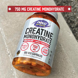Cápsula NOW Creatine en mano para comparar escala y control de dosis